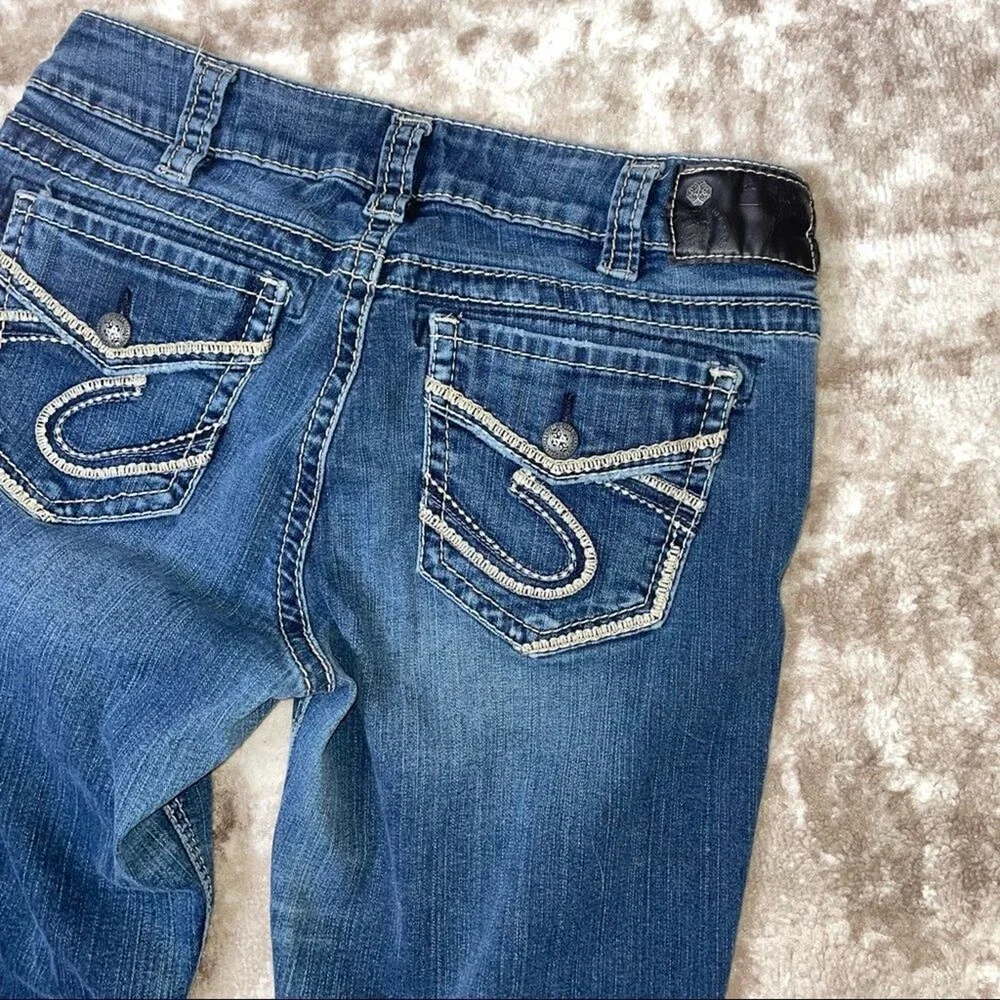 Silver brand Suki bootcut Fluid denim mid rise SZ 31"X 33" holes in bottom - Picture 3 of 8